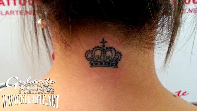 Татуировки в виде короны на шею для девушек