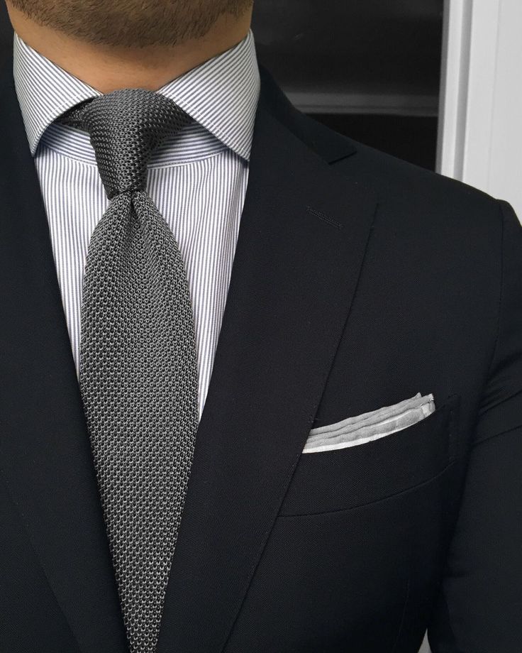 Черный костюм галстук