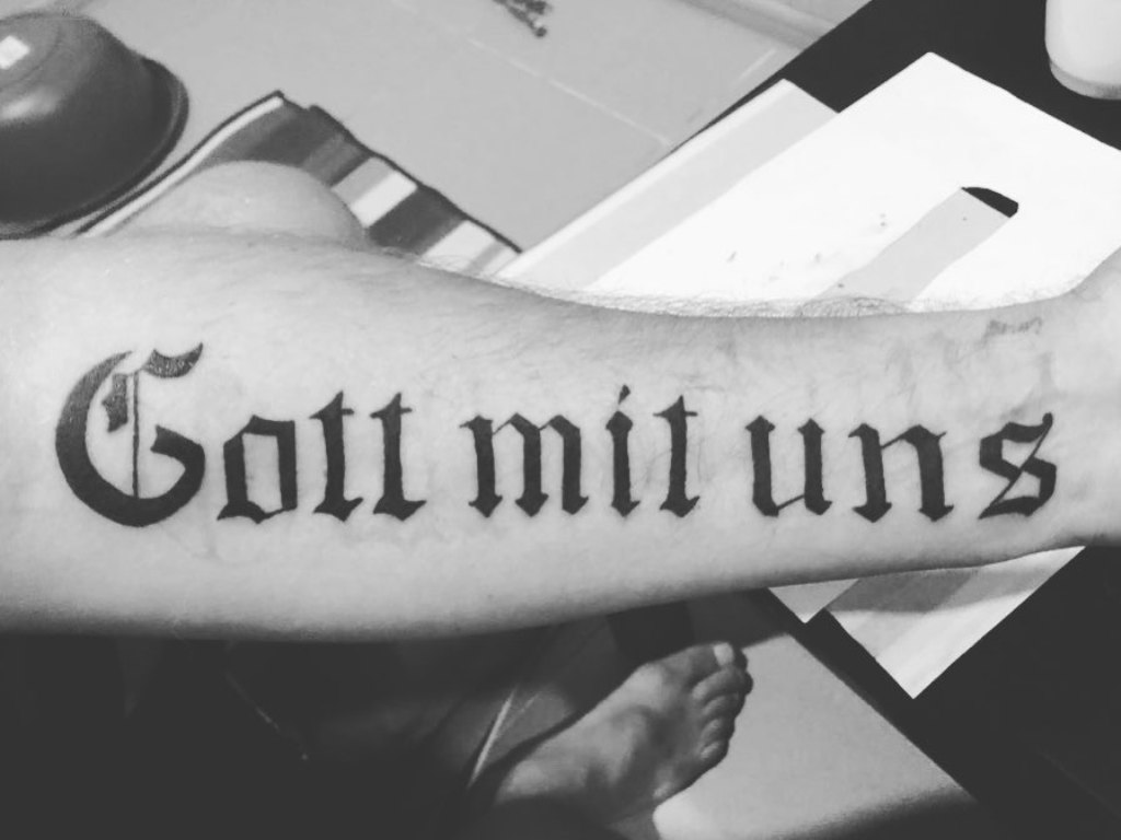Татуировки для мужчин на руке надписи с переводом