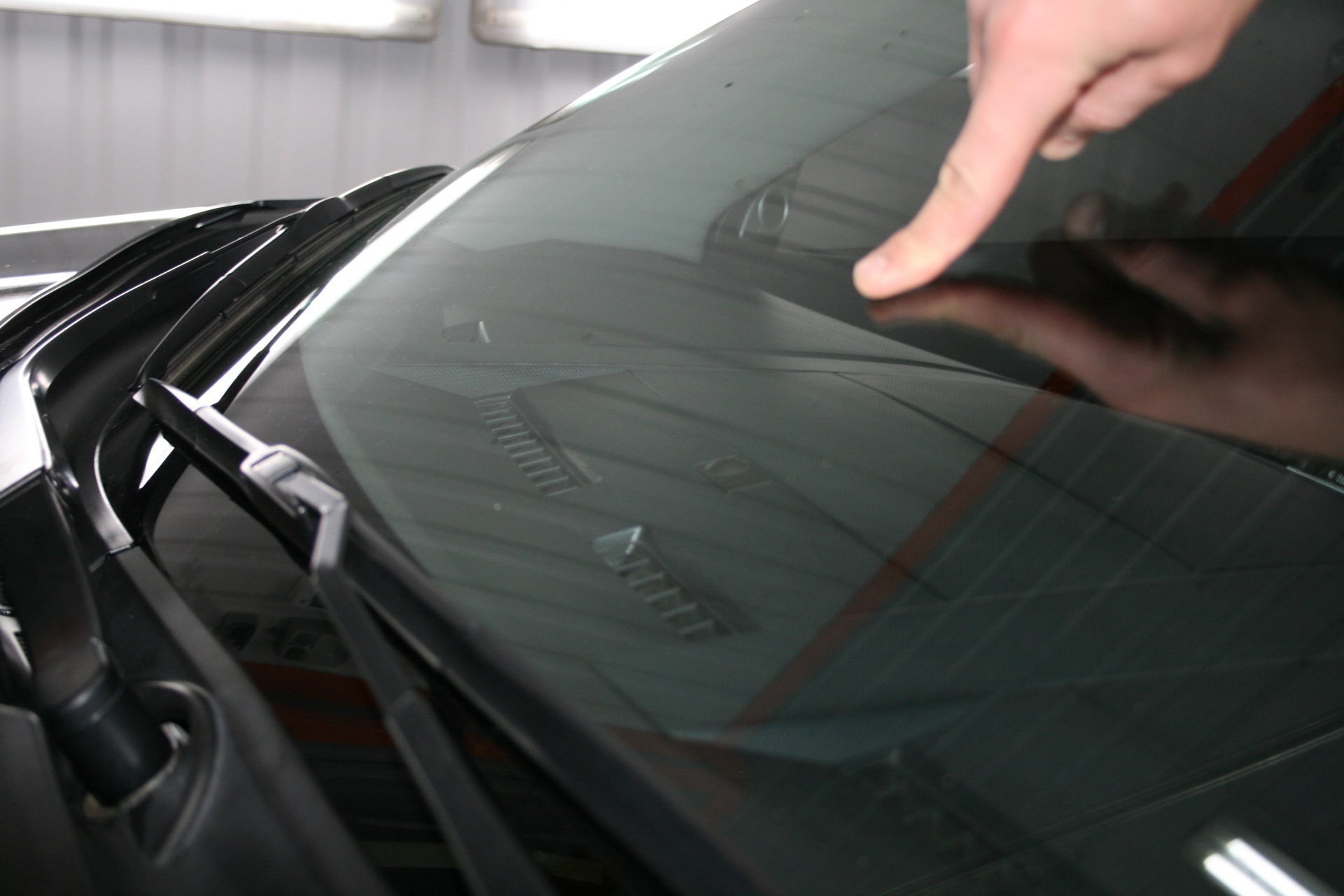 Мелкие царапины на стекле авто и как убрать их в гаражных условиях?