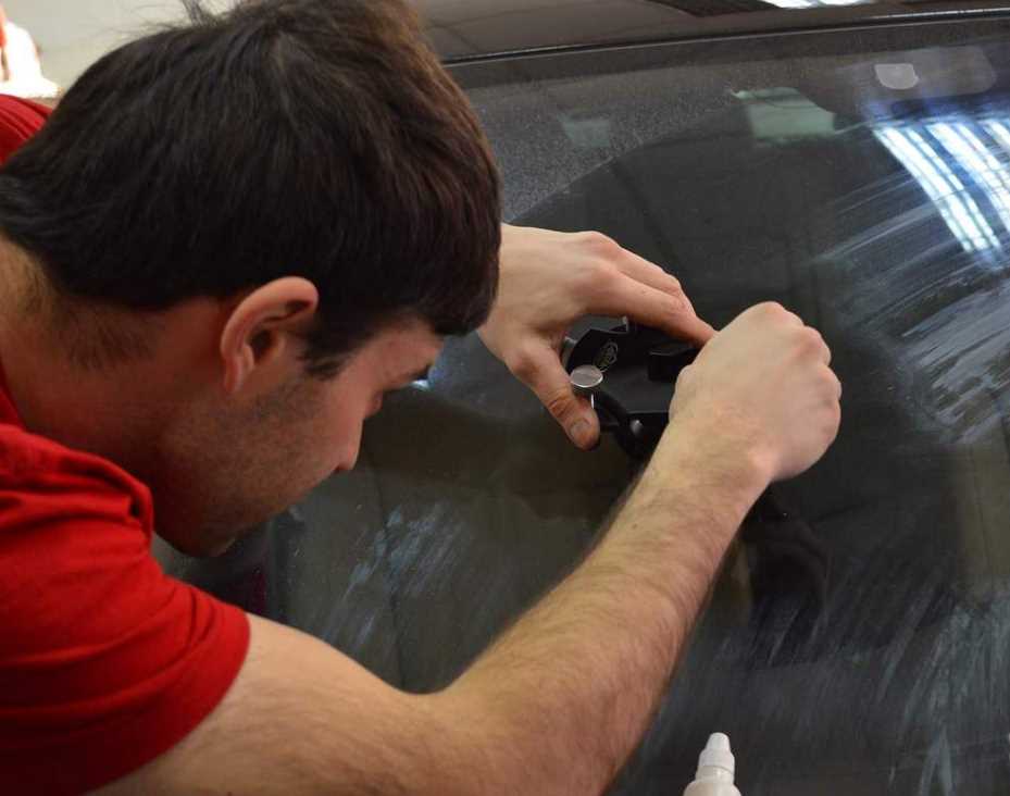 Как удалить и устранить царапины на стекле автомобиля своими руками