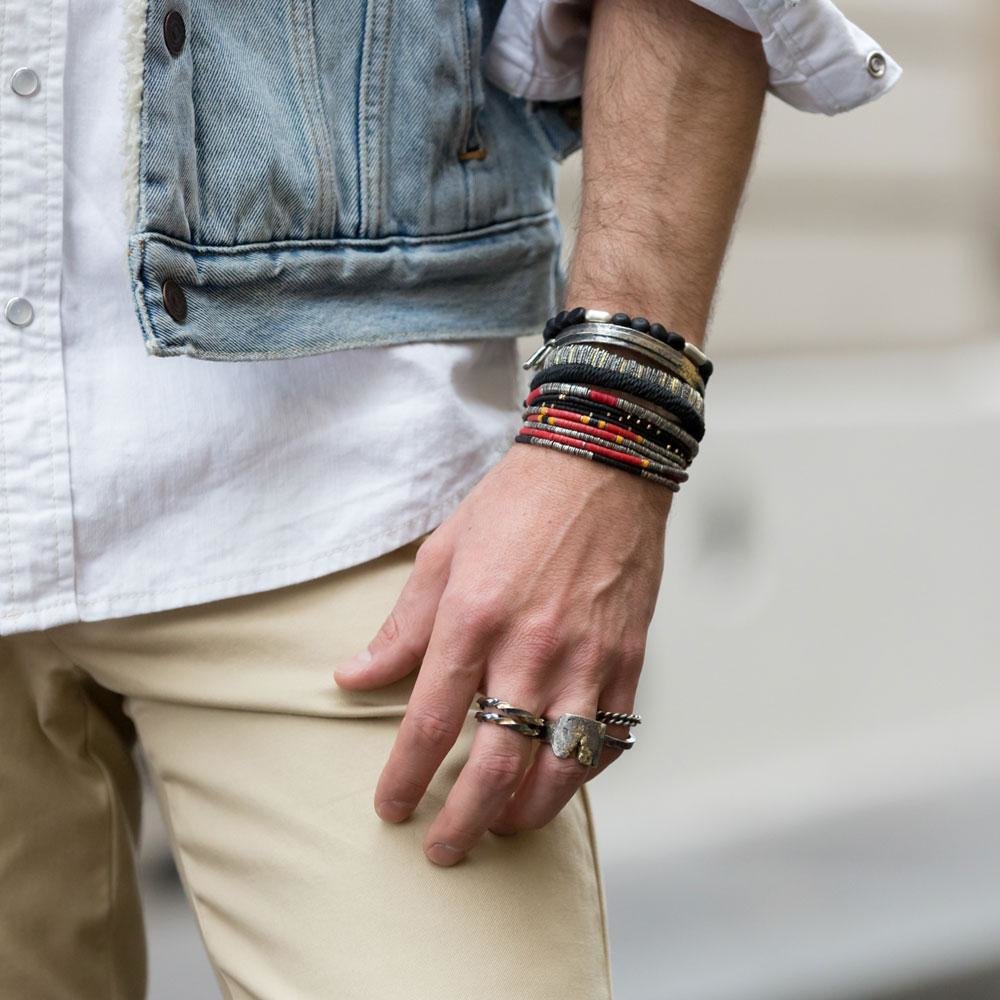 Какими бывают кожаные мужские браслеты Обзор брендовых браслетов на руку из стали и кожи для мужчин, а также широкие модели-напульсники, изделия плетеные из шнуров