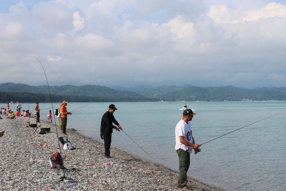 Рыбалка в Абхазии – один из самых популярных видов активного отдыха во всей стране Что можно поймать на море с берега Какая рыба ловится в Гаграх и в Пицунде Что можно поймать в местных озерах и на реках Какая рыба клюет на спиннинг Какую наживку стоит вы