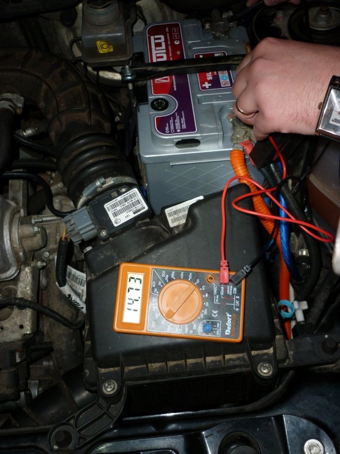 Сел аккумулятор в машине – причины, запуск авто и проблемы с зарядкой | аккумуляторы и батареи