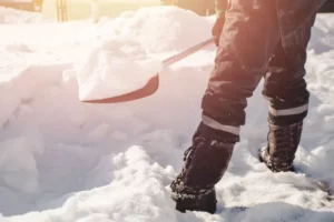 очистка крыш от снега промышленными альпинистами